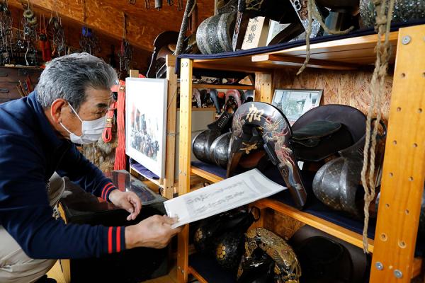 南相馬で生まれ、元JRA職員として馬と共に仕事をしてきた伏見さん。馬具コレクターでもある