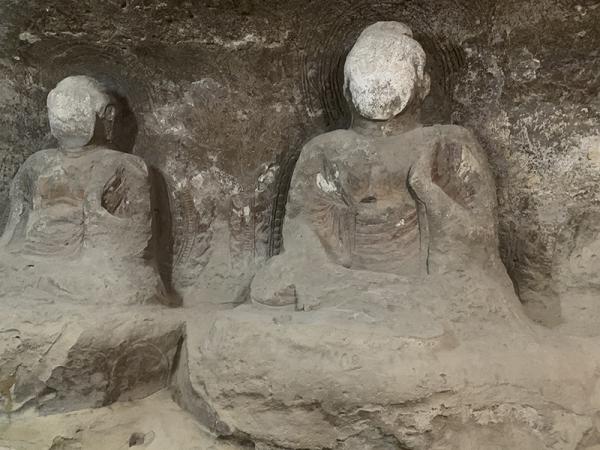 自然の岩を掘って作られた「大悲山の石仏」