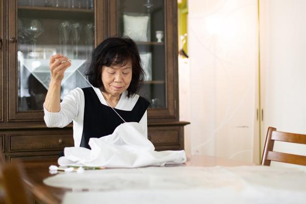 アトリエにて。白い生地に白い糸で丁寧に刺繍を施していく（写真提供：中村雅也さん）