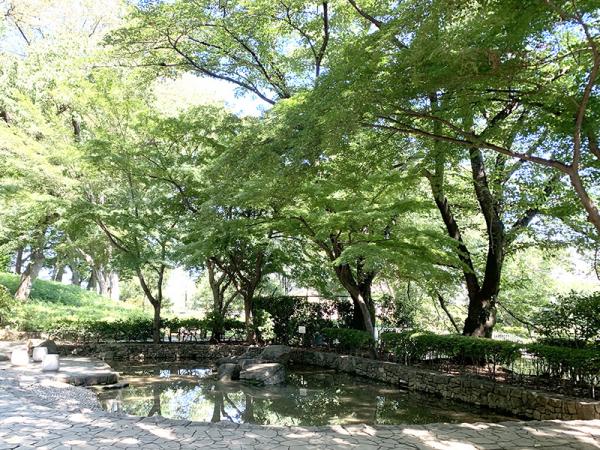 区立塚山公園。公園内には復元した竪穴住居などもあり、地域の歴史についても学べる