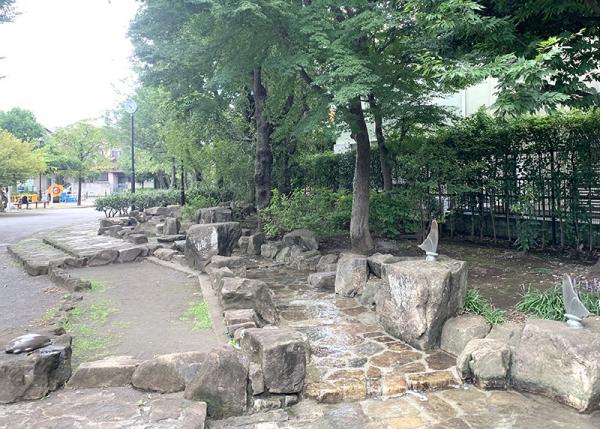 流れがゆるやかで、のんびりした雰囲気の区立成田西公園