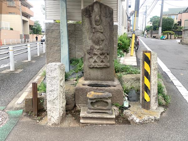 享保七年銘道標付庚申塔。久我山の歴史や交通路を知るための重要な史跡の一つ