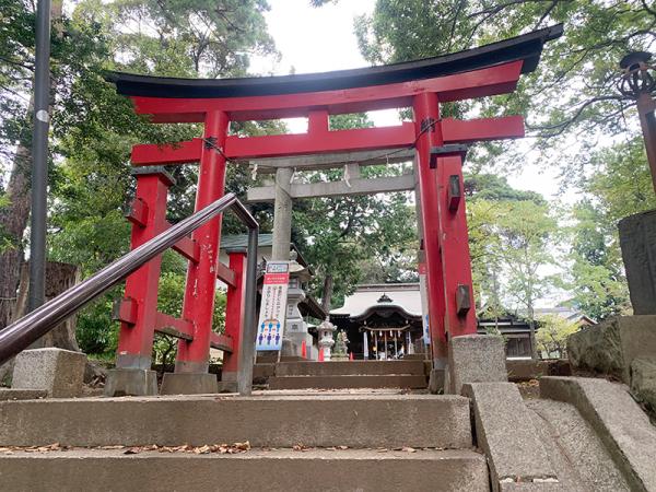 長い階段の上に立つ四脚鳥居。明治時代の地図を調べると、久我山稲荷神社の50ｍほど南側に神田川上水が流れている