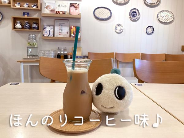 ポーランド陶器の飾りがかわいい「３米３」の店内で、鴛鴦茶をゴクゴク