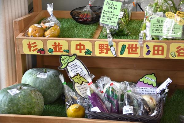 地元の農作物の袋には生産地と生産者名が記載されている