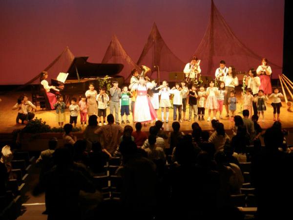 演奏者と観客が一体となってヨーデルを楽しむ。2007（平成19）年、セシオン杉並での杉並区文化協会主催の親子コンサート（写真提供：北川桜さん）