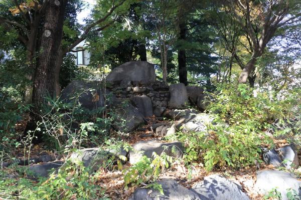  子供たちの鬼ごっこの隠れ場所となる大きな石の山