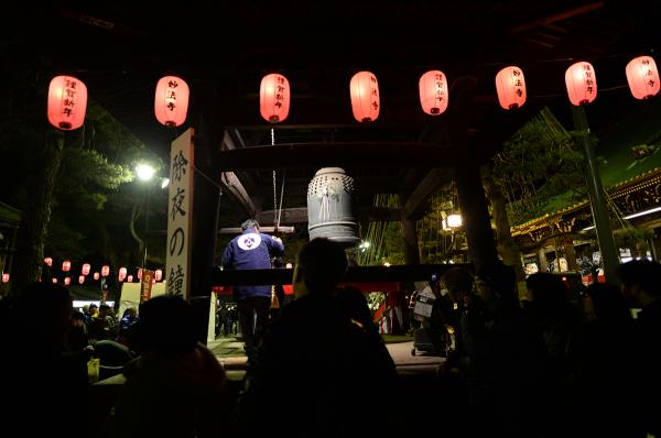 除夜の鐘つきの風景