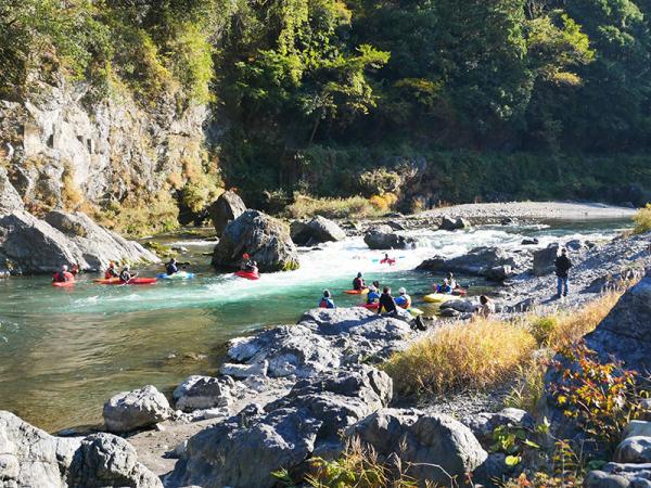 アウトドアスポーツが盛ん。例年春秋には、ラフティングなどの競技大会「御岳カップ」が開催される