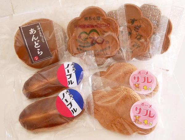 イベント用に作られた「プリントせんべい」と、閉店した菓子店から引き継いだ「オーメ・ノーブル」など