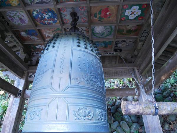 「寒山寺」の鐘楼（しょうろう）。格天井（ごうてんじょう）の花の絵は玉堂の弟子たちによる