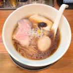 醬油SOBA／830円／麺130g。無化調を感じさせない奥深いスープに細麺がよく合う