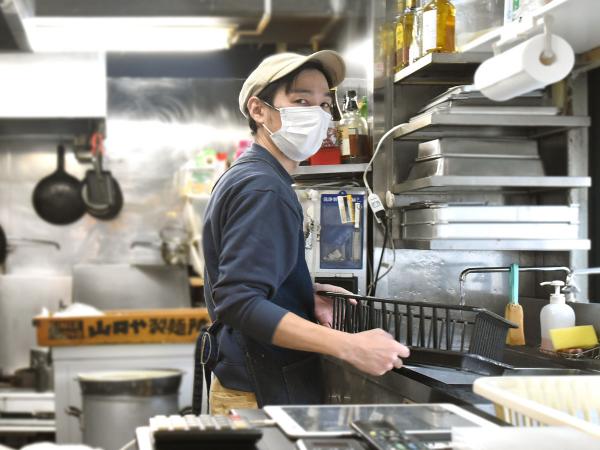 シンプルで飾り気のない店内は清潔感があり、感染症対策もされている