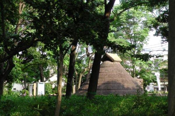 下高井戸塚山遺跡。区立塚山公園内には、復元した竪穴（たてあな）住居がある