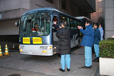 南相馬市へ支援物資を届けるバスが区役所を出発（写真提供：杉並区）