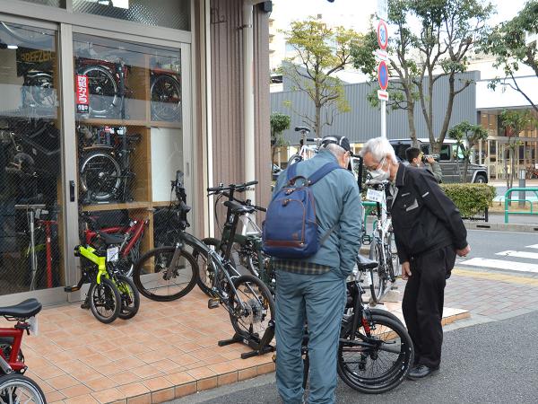 客の要望を親身に聞く良夫さん