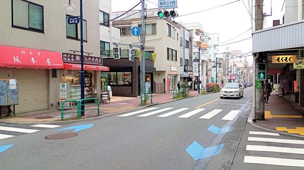 平松さんが「西荻における銀座四丁目交差点」と呼ぶ、老舗定食屋「坂本屋」を含む北銀座通りの一角