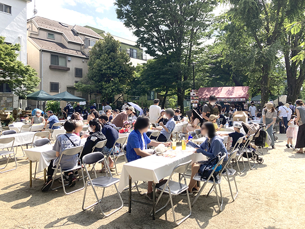 青空の下、ゆっくり休憩できる