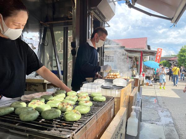 飲食店や土産店などが軒を連ね、とてもにぎやか。「よもぎまんじゅう１つください！」