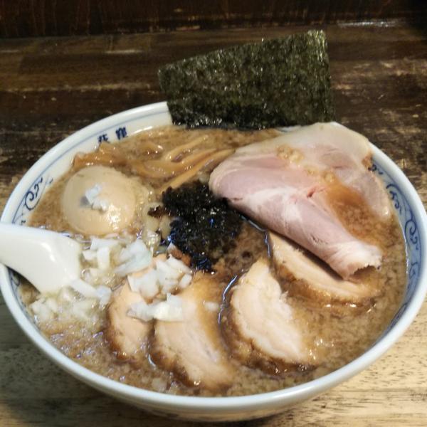 特製背脂煮干ラーメン／1,420円／麺200ｇ。「特製」はどれも２種類のチャーシューが山盛りだ