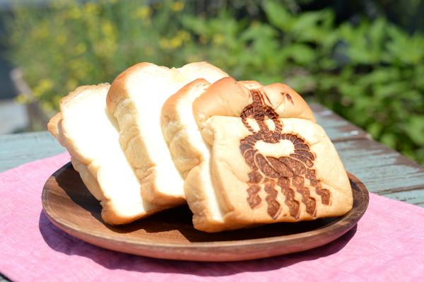 堂々たる横綱の焼印も鮮やかな「横綱食パン」