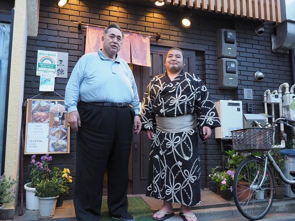 弟子の杉並区浜田山出身の力士・浜田山さん（写真右）