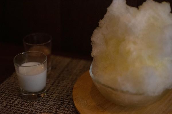 かき氷の試作。「ともえ庵」製の練乳と京都「青谷梅林」の梅シロップをお好みで味わう