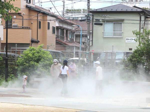 阿佐谷けやき公園の地上部は、夏にドライ型ミスト発生器が稼働。大人も子供も集まっている