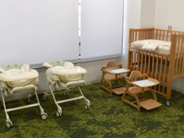 施設利用者が自由に使える託児室。緑色のじゅうたんが柔らかな印象（写真提供：東急コミュニティー）