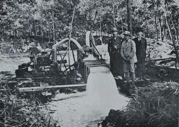 1927（昭和２）年、旧井荻水道敷設のため善福寺池畔にて水量試験中の秀五郎（左端）（出典：『内田秀五郎傳』）