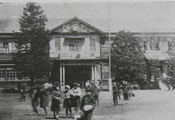 桃井第一尋常高等小学校（昭和初期）。1925（大正14）年に２階建ての校舎が建てられた（出典：『躍進の杉並（昭和11年度版）』杉並区立郷土博物館所蔵）