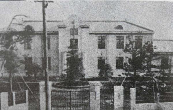 新築された東京府立農芸学校本館正面（1929（昭和４）年）。（写真提供：東京都立農芸高等学校）