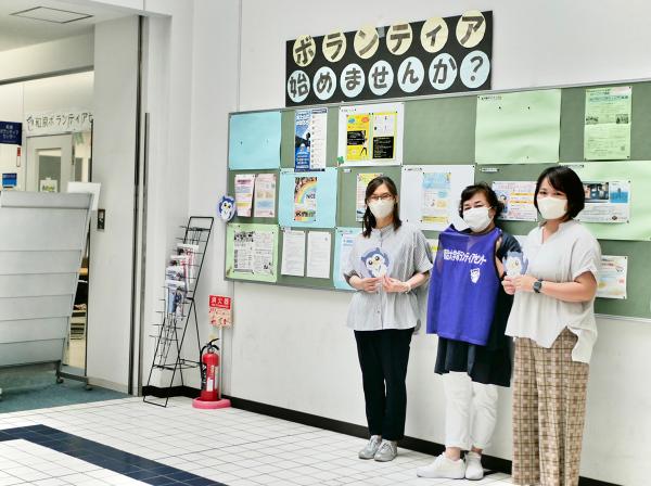 写真左から、和泉ボランティアセンターの高橋さん、小林さん、明大マートの大河原さん