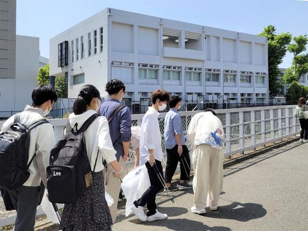 キャンパス周辺のごみ拾いをする学生たち （写真提供：和泉ボランティアセンター）