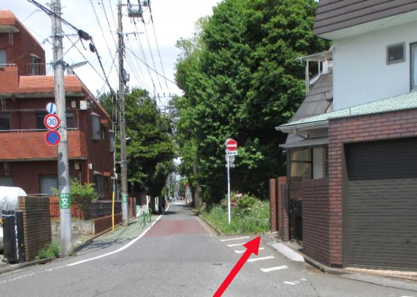 練馬区との境界。区画整理を行っていない練馬区側は道路幅が狭くなっている（写真提供：野田栄一さん）