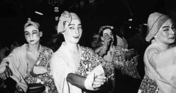 1958（昭和33）年「第２回高円寺ばか踊り」（写真提供：杉並区）