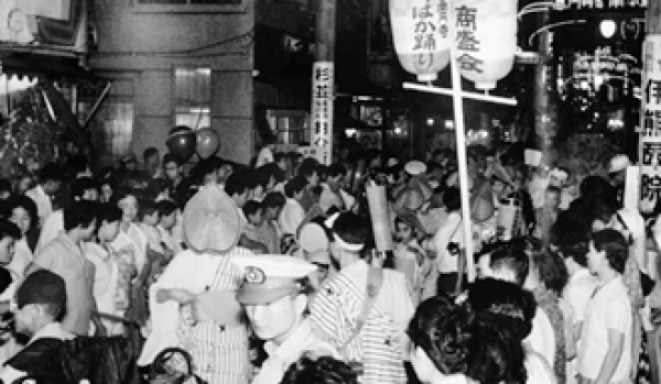 1960（昭和35）年「第４回高円寺ばか踊り」（写真提供：杉並区）