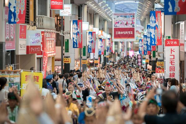 本大会パル演舞場（高円寺パル商店街）のにぎわい（写真提供：東京高円寺阿波おどり振興協会）