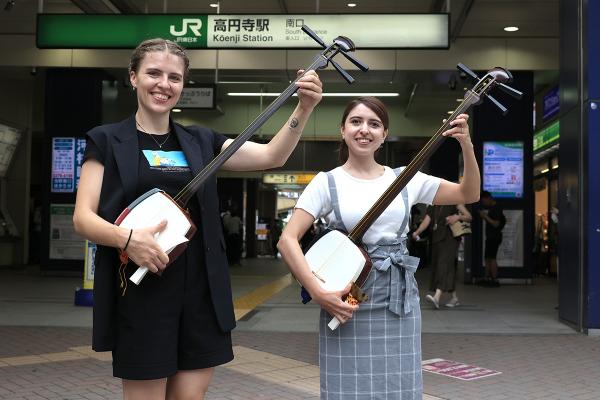 シクロバ・エリスカさん（写真左・スロバキア出身）と萩野谷ダリヤさん（メキシコ出身）