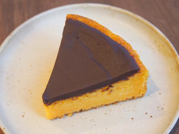ニンジンの風味にビターなチョコレートが良く合う「にんじんケーキ」（写真提供：Pâtisserie Brésilienne HARMÔNICA）