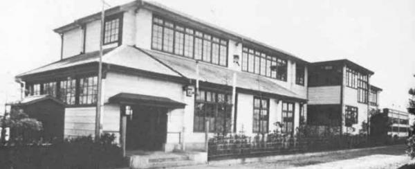 桃井第五尋常小学校（1934年）。1903（明治36）年桃井小下井草分教場として開校。1934（昭和９）年、下井草４丁目の現在地に独立開校した（出典：『桃五小50周年誌』）