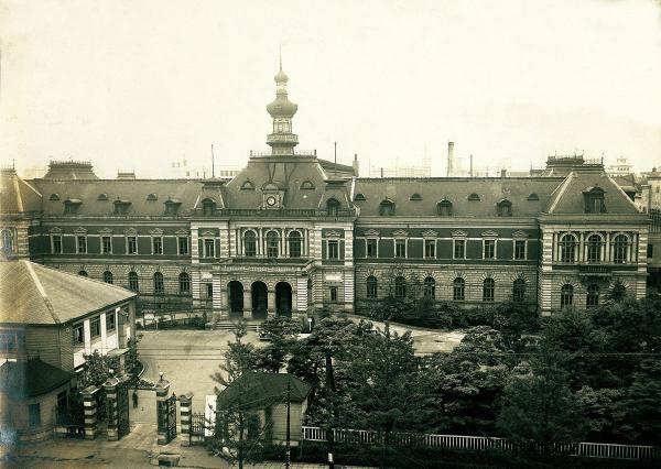 1894（明治27）年建築の東京府庁舎。建築家・妻木頼黄（つまき よりなか）設計。1898（明治31）年10月より東京市役所との合同庁舎となった（写真提供：東京都公文書館所蔵）