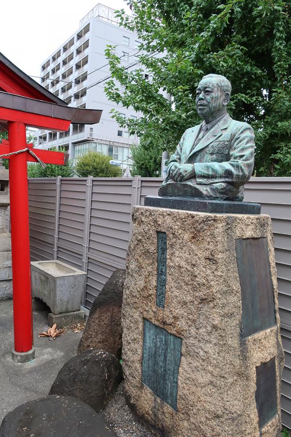 淀橋市場の正門脇の市場稲荷神社境内に、1957（昭和32）年３月に設置された内田秀五郎像。制作者：津上昌平