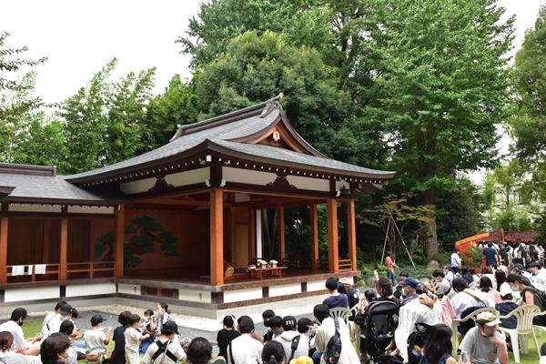 観桜会で奉納される巫女の舞（写真提供：阿佐ヶ谷神明宮）