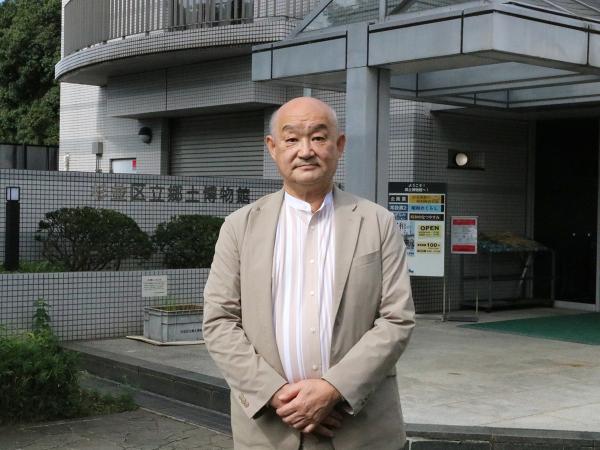 尾崎喜八の孫・石黒敦彦さん。区立郷土博物館本館にて