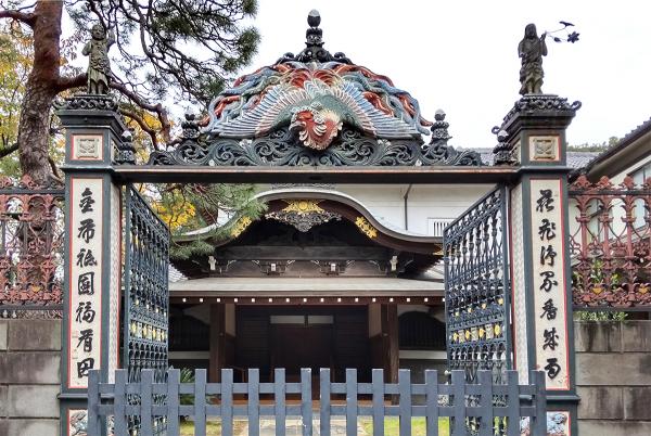 鉄門の門柱には、身延山久遠寺第74世法主の筆跡による漢詩が彫られている