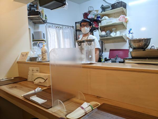 オーナーの藤田氏。明るい店内には４席のカウンター席