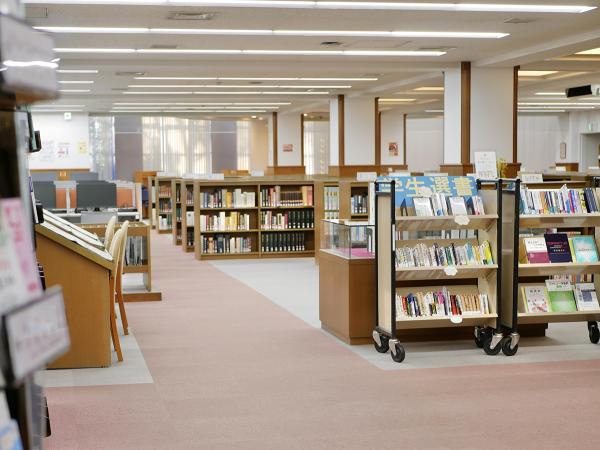 図書館に入ると学生選書コーナーが目を引く（杉並区民も利用可）