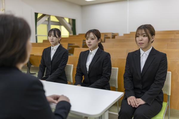 メイクやマナーの講座もある就活ガイダンス（写真提供：東京立正短期大学）