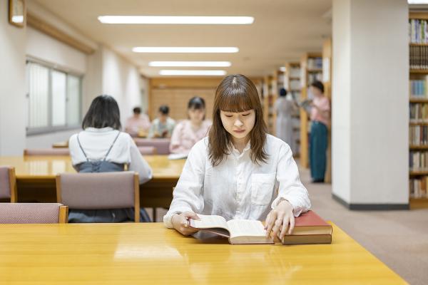 学生たちが自習などに利用する図書館（写真提供：東京立正短期大学）